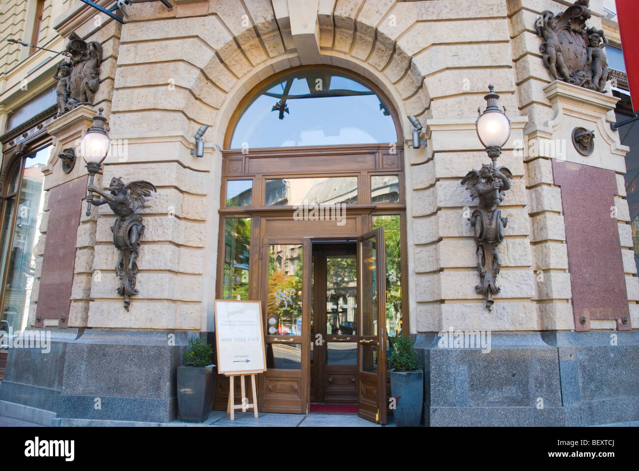 Cafe New York außen Budapest Ungarn Mitteleuropa Stockfoto