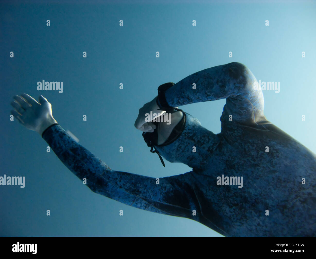 Schließen Sie die Ansicht von der Freitaucher machen Tieftauchgang im Blue Hole, Dahab, Ägypten Stockfoto