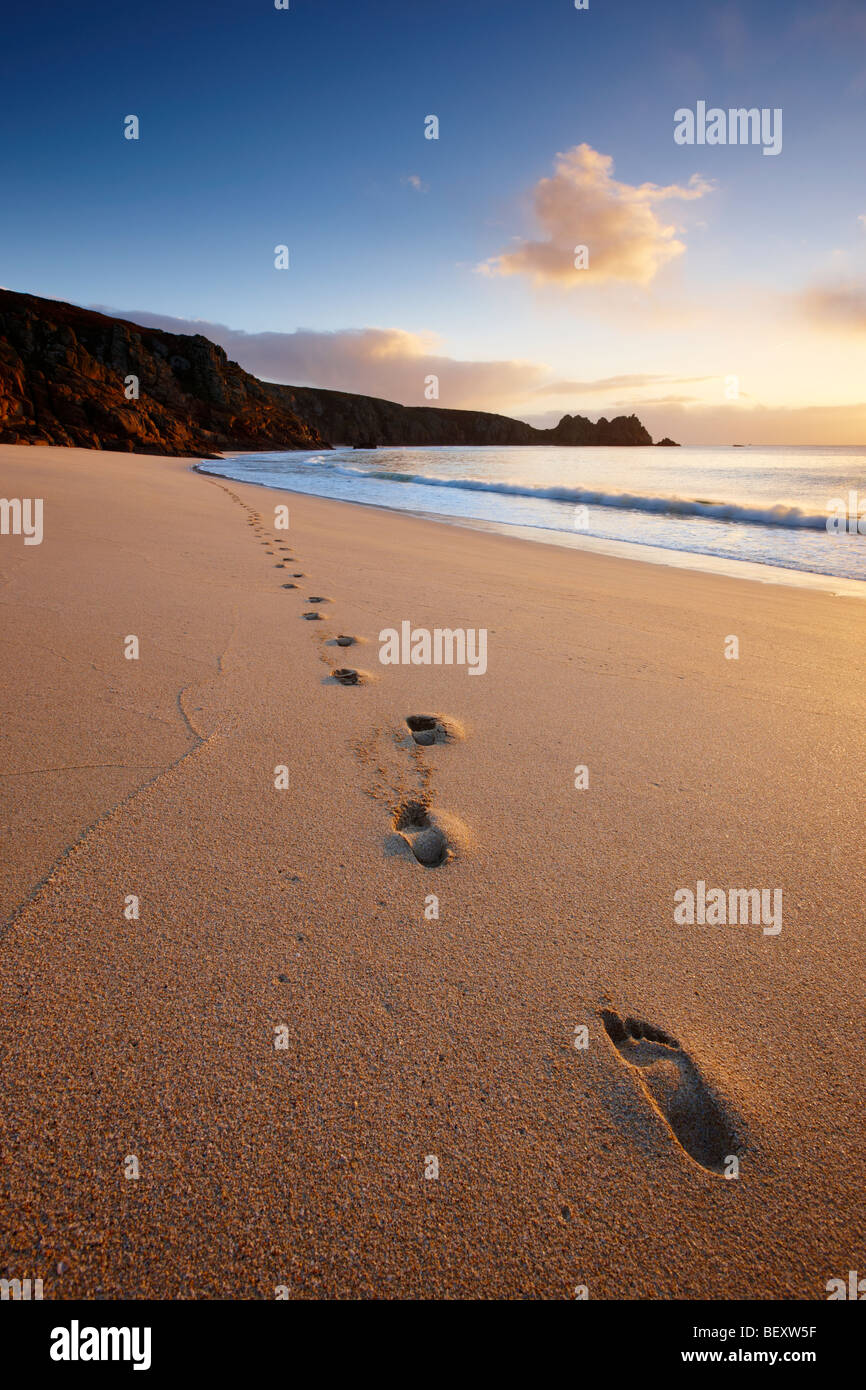 Fußabdrücke über den Strand in Porthcurno, Cornwall Stockfoto