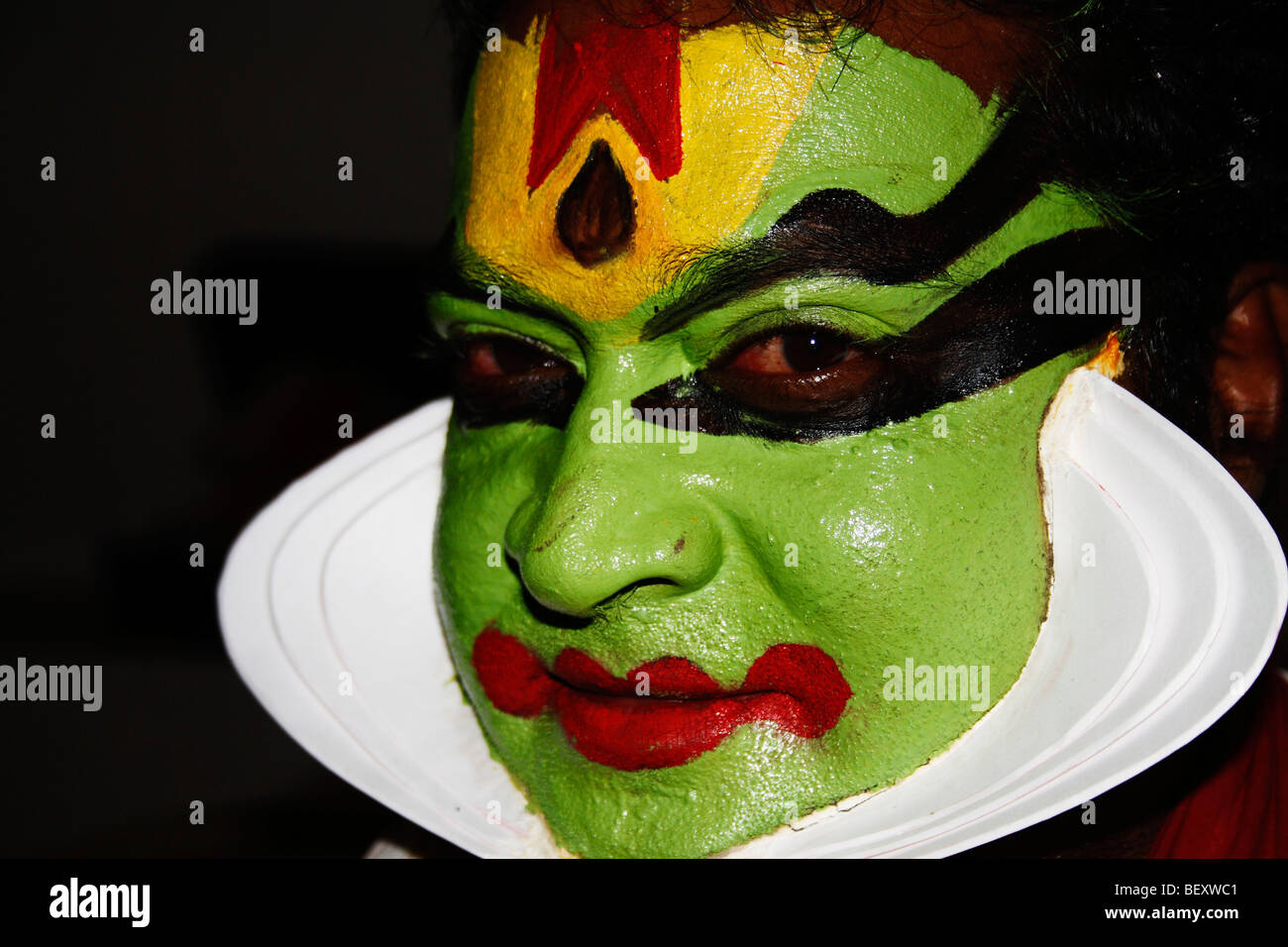Kathakali, Malayalam, ist eine stark stilisierte klassischen indischen Tanz-Drama bekannt für seine attraktiven, grünliche Gesicht, Gesicht gemalt, Stockfoto