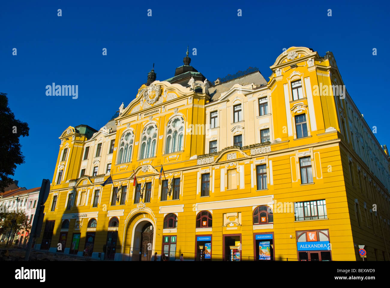 Varoshaza das Rathaus auf dem Szechenyi ter Platz in Pecs Ungarn Europa Stockfoto