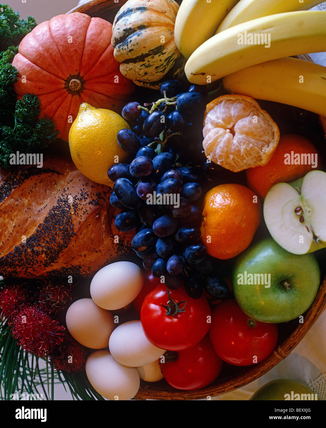 Stillleben mit Obst, Eiern, Kürbisse Stockfoto