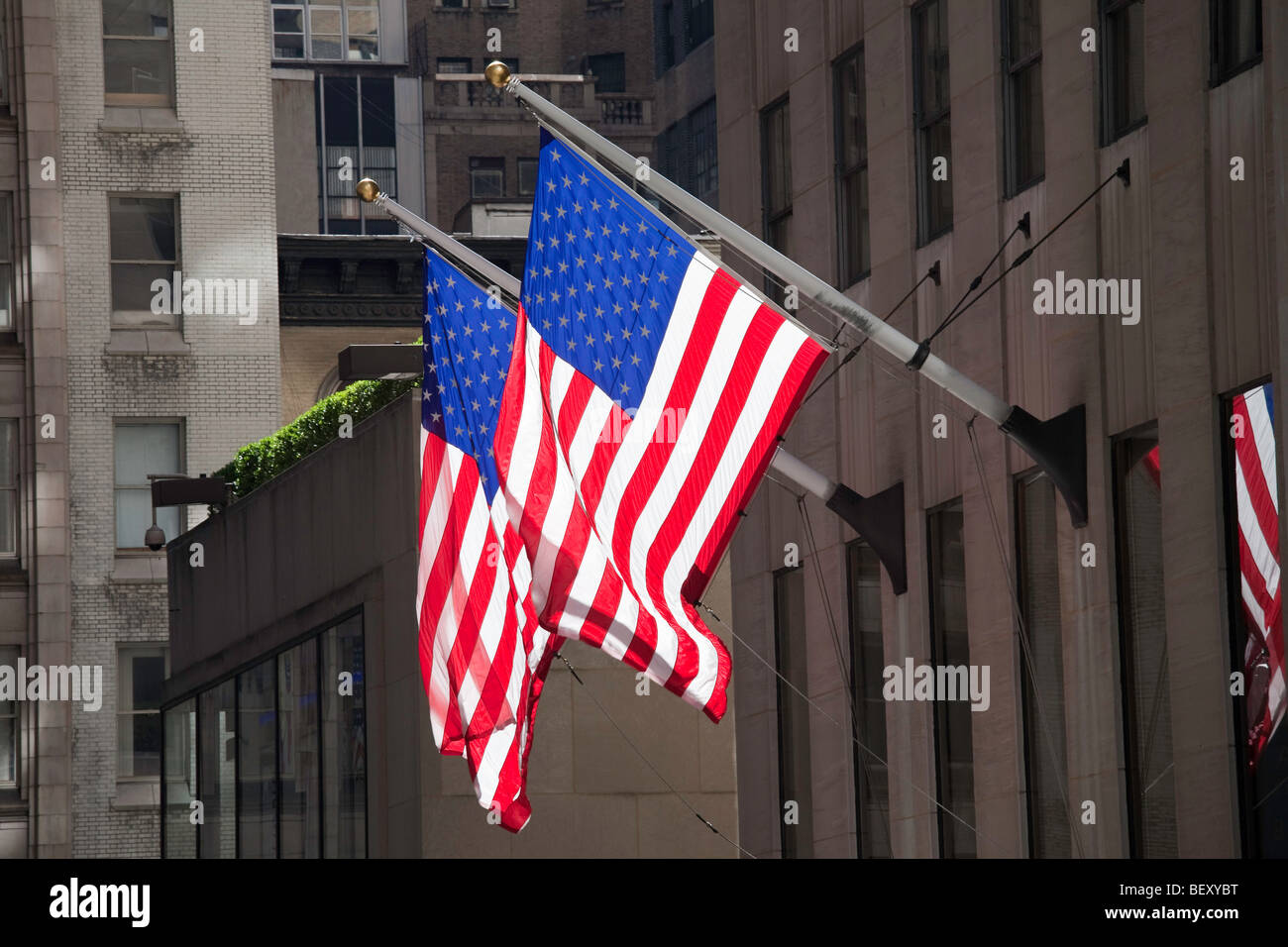Amerikanische Flaggen auf dem Display, das Rockefeller Center in New ...