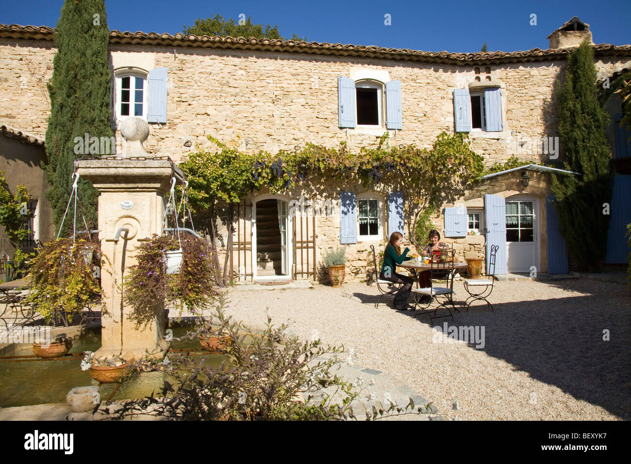 Ziemlich Französisch Haus und Garten in der Nähe von Gordes in der Provence. Frankreich Stockfoto