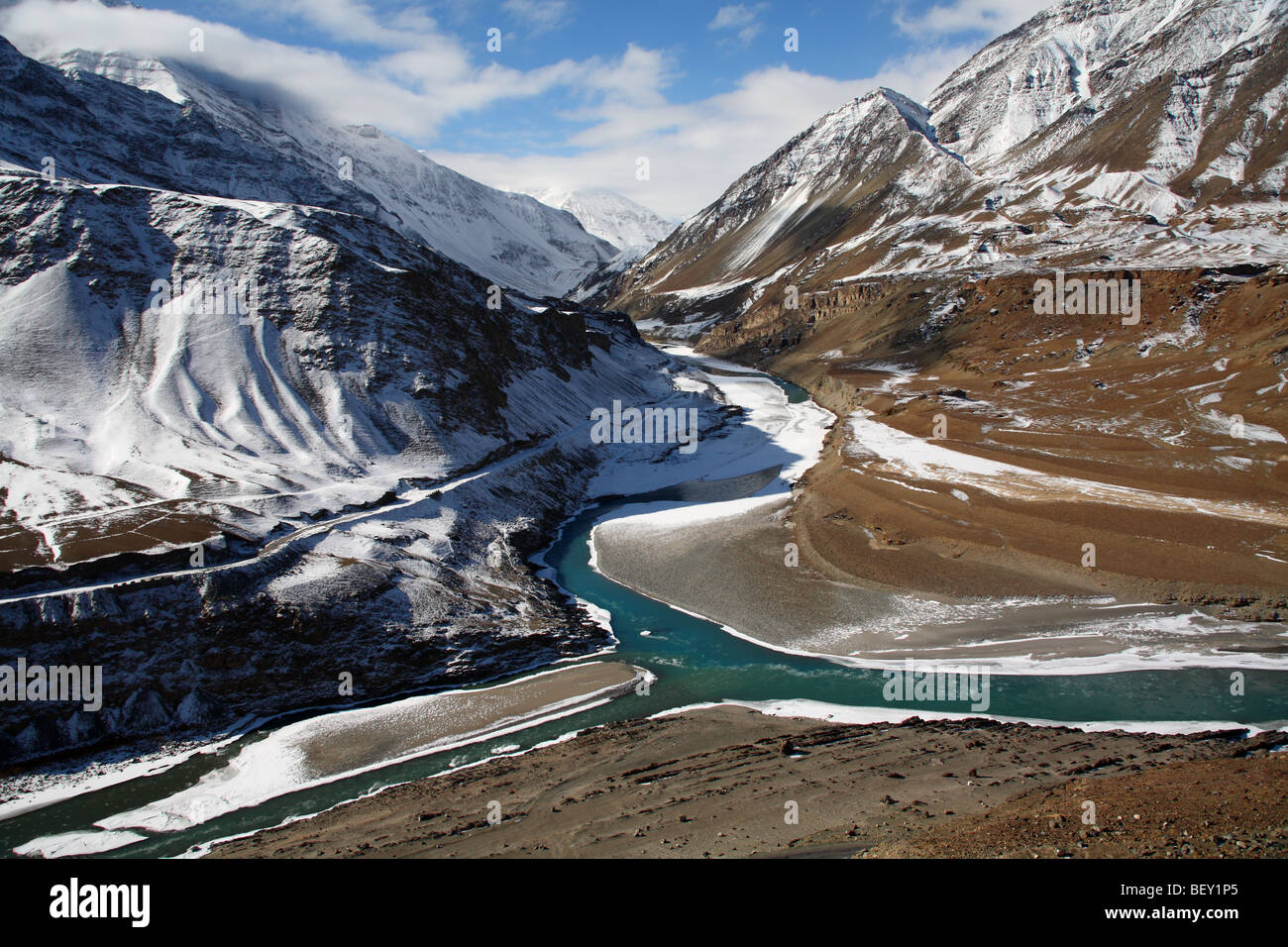 Treffen sich die Flüsse Indus und Zanskar im Nimu in Ladakh, Jammu Kaschmir Zustand Stockfoto