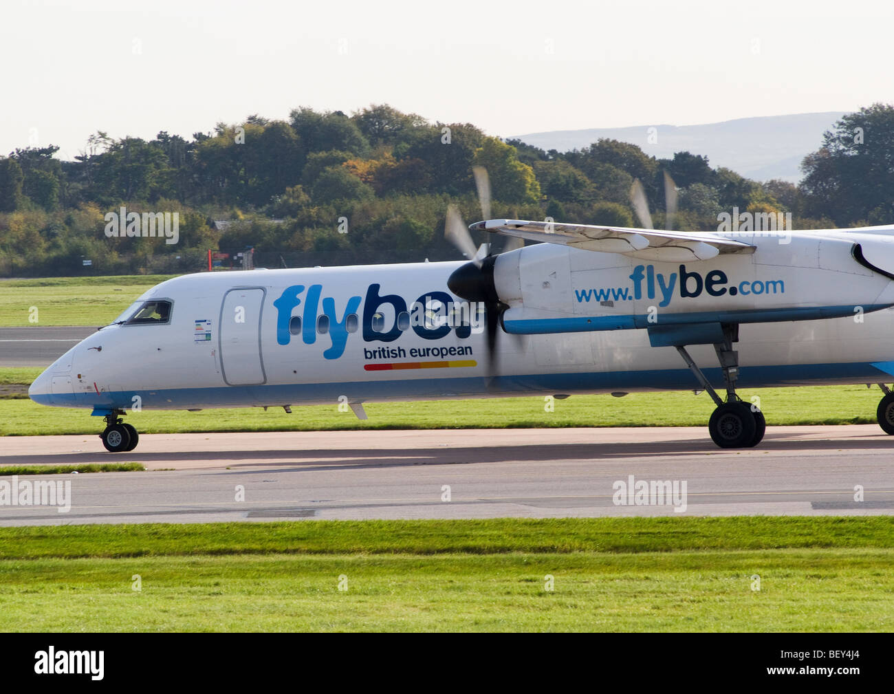 Flybe Bombardier DHC-8-402 Q400 Dash 8 Verkehrsflugzeug G-JECI des Rollens bei Manchester Ringway Airport England Großbritannien Stockfoto