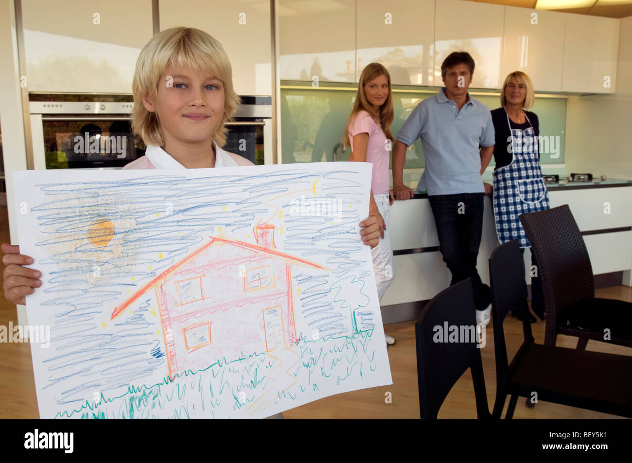 Familie in der Küche, junge zeigt eine Zeichnung Stockfoto