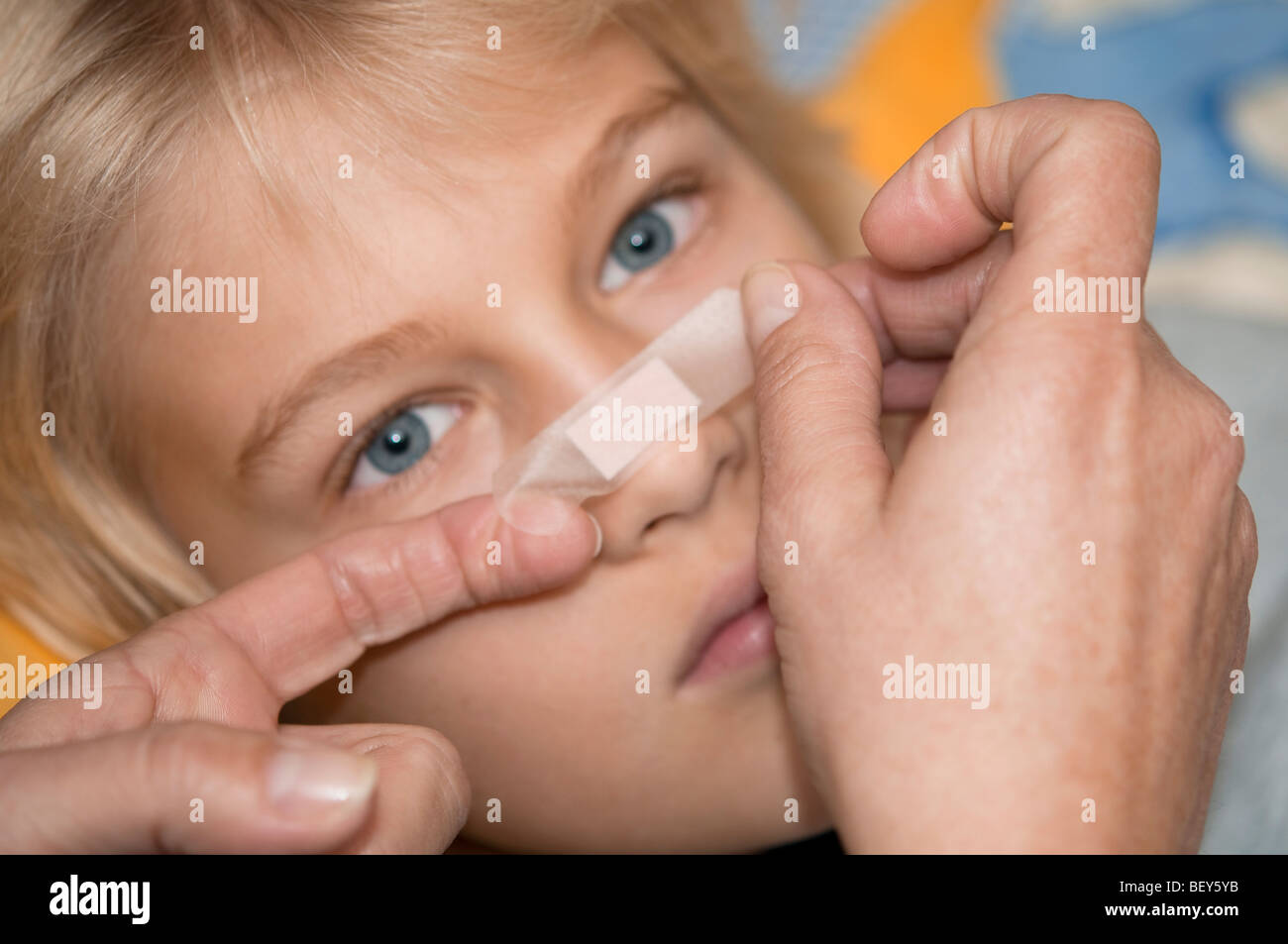 Junge mit Pflaster auf der Nase Stockfotografie - Alamy