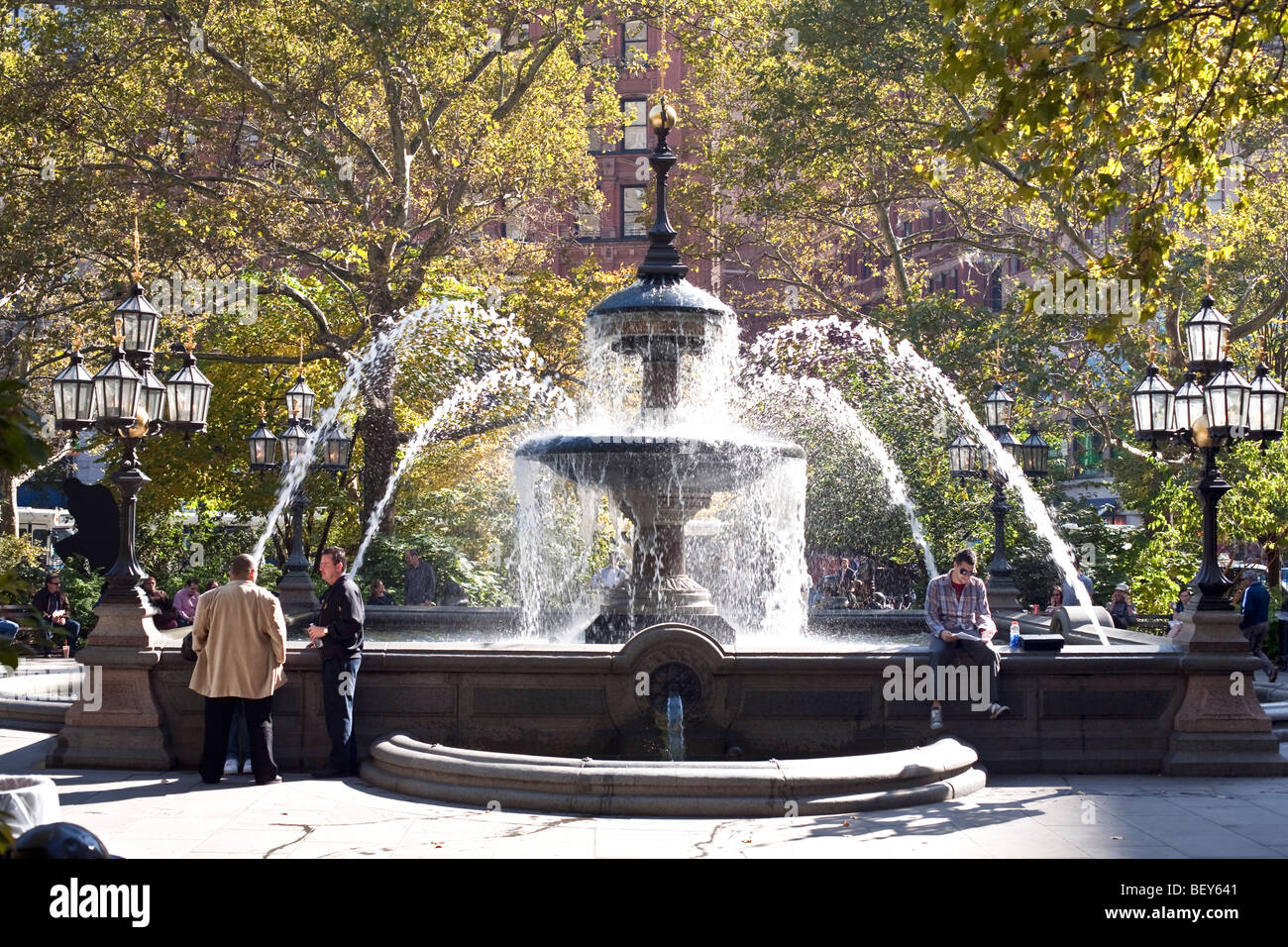 Menschen, die genießen 19. Jahrhundert Stein Jacob Wrey Mould-Brunnen in der City Hall Park New York City auf einer wunderschönen Herbstnachmittag Stockfoto