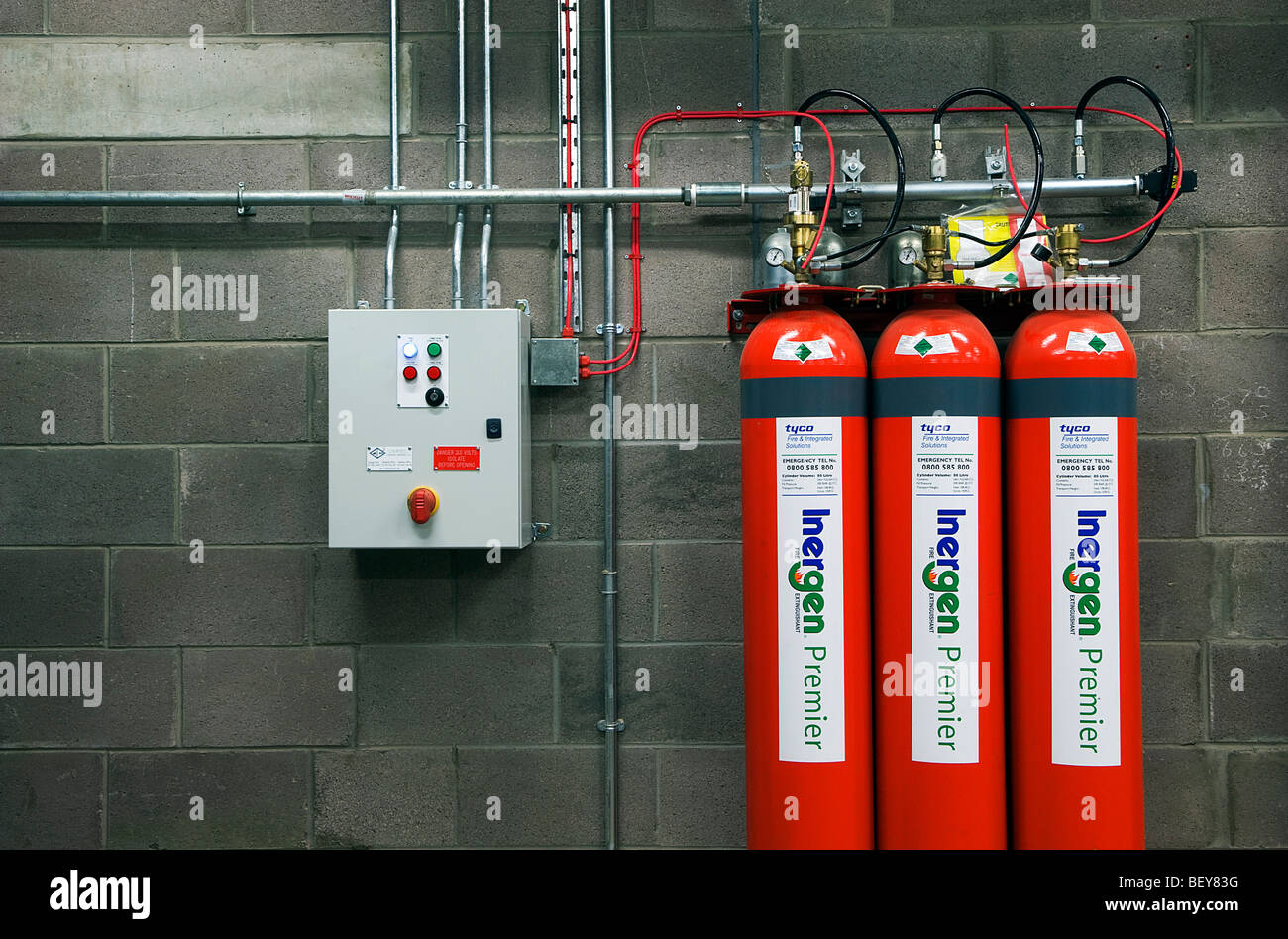 Industrielle Klimaanlage, Heizung und Brandschutz Systeme in einem modernen Bürogebäude. Stockfoto