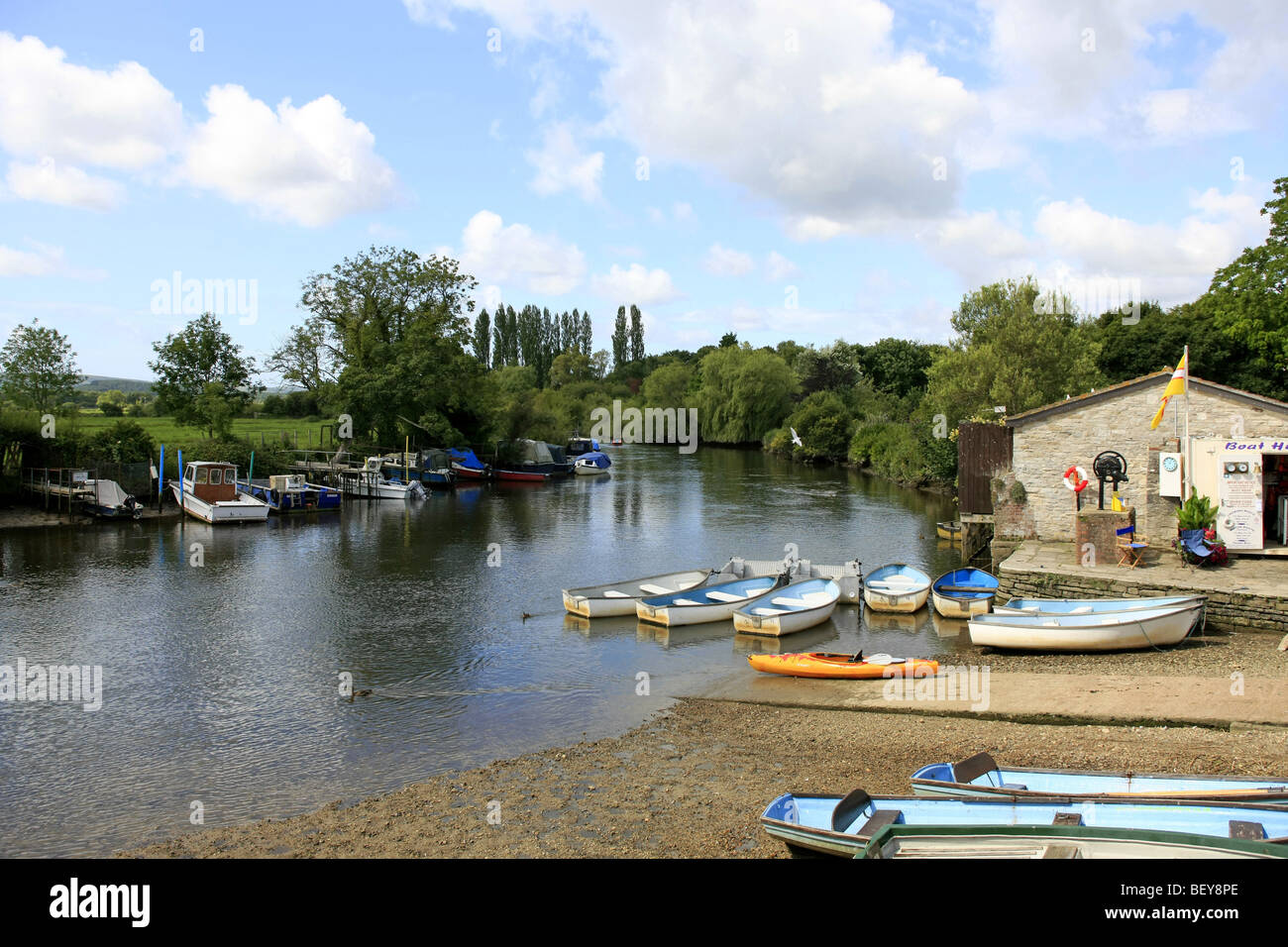 Boot Verleih Center auf dem Fluß Frome in Wareham Dorset Stockfoto