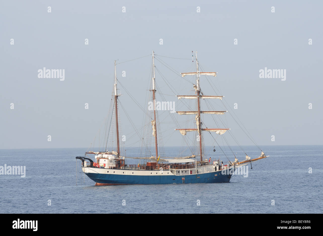 Segelschiff im Meer Stockfoto