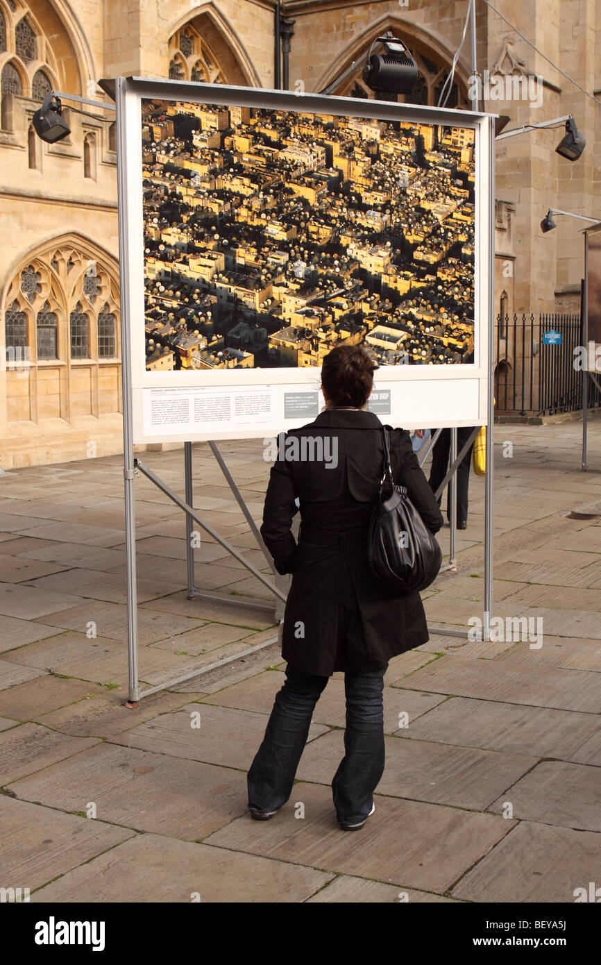 Erde aus der Luft im freien fotografischen Kunstausstellung von Fotograf Yann Arthus-Bertrand in Bath Abbey England Oktober 2010 Stockfoto