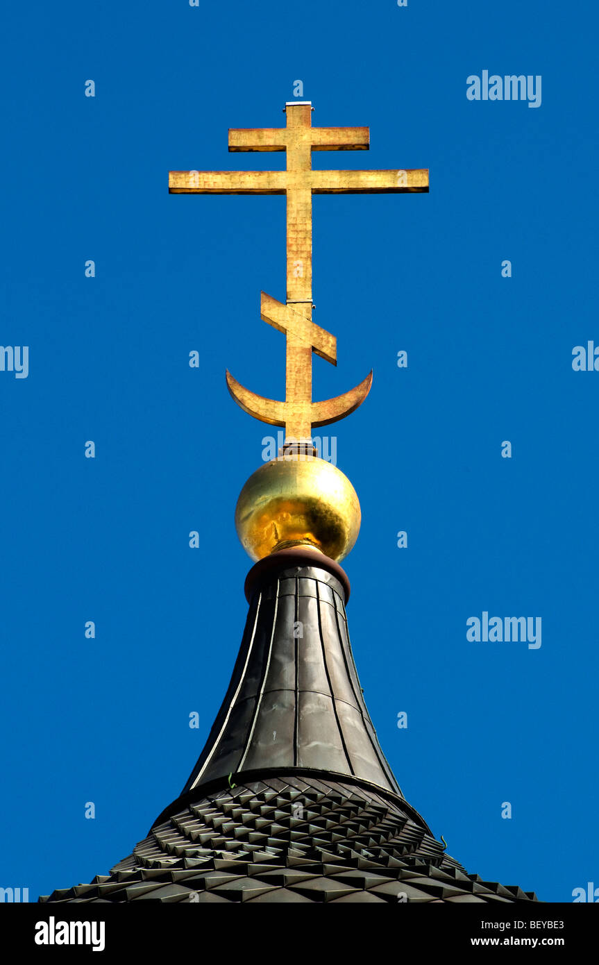 Eine östliche orthodoxe patriarchalische goldenes Kreuz Stockfoto