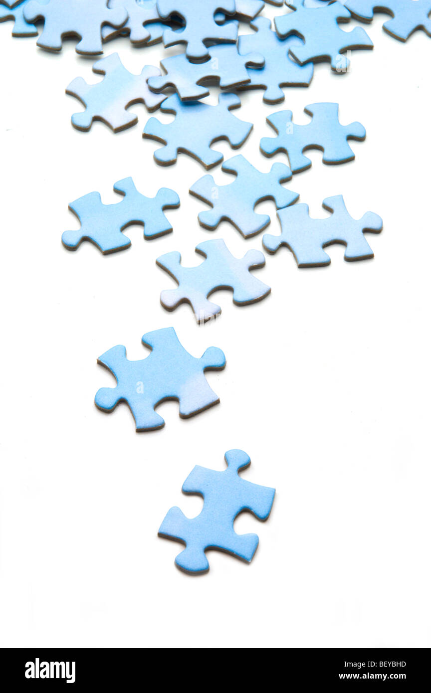Puzzle mit Stück verteilt auf weiß Stockfoto