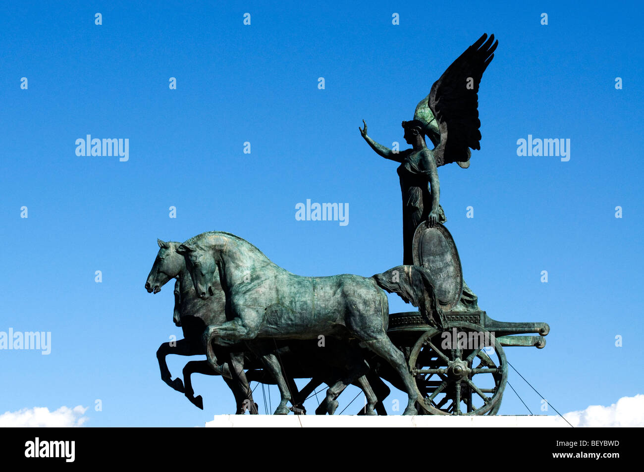 Statue der Göttin Victoria Reiten auf Quadriga oben auf dem Denkmal für Vittorio Emanuele II, Rom, Italien Stockfoto