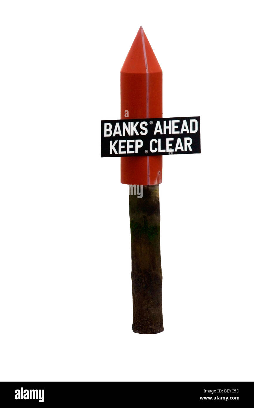 Warnzeichen für den Bootsverkehr auf dem Breydon Wasser, auf einem weißen Hintergrund "Banken voraus Keep Clear" bestimmt Stockfoto