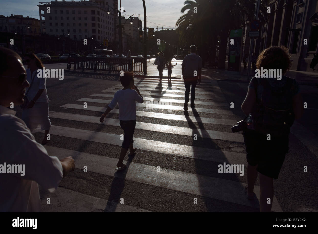 Menschen, die beim Überqueren einer Straße in Malaga, Spanien Stockfoto