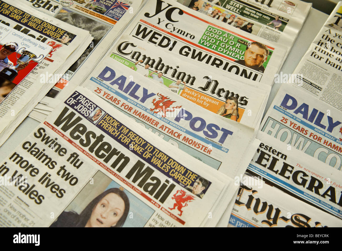 Sortiert die Titelseiten der verschiedenen walisische lokale nationale und regionale Zeitungen, Wales UK Stockfoto