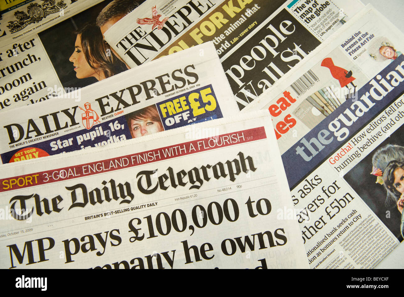 Schlagzeilen auf den Titelseiten verschiedener Broadsheet britische nationale Zeitungen, UK Stockfoto