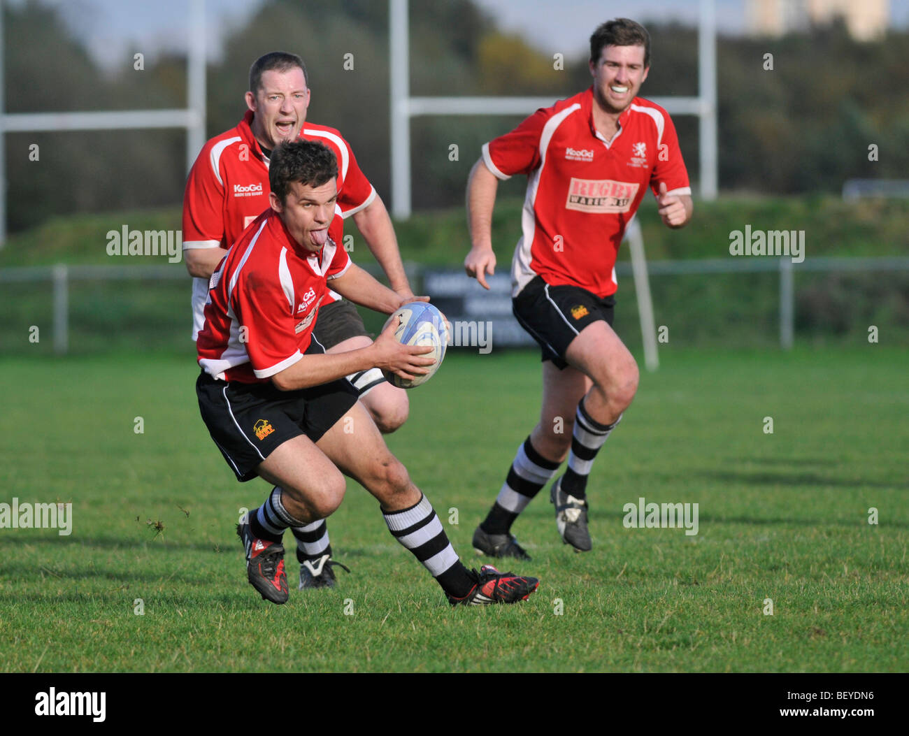 Scrum-Hälfte macht einen Bruch mit der Unterstützung von Teamkollegen Stockfoto