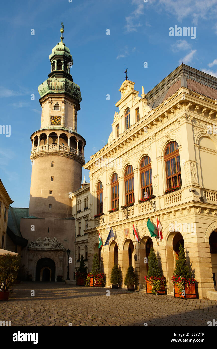 Der Feuerturm (Tűztorony) mit dem Rathaus - Sopron, Ungarn Stockfoto