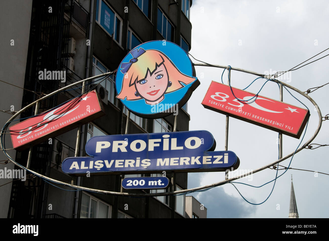 Istanbul Türkei Mädchen Zeichen Plakatwand Stockfoto