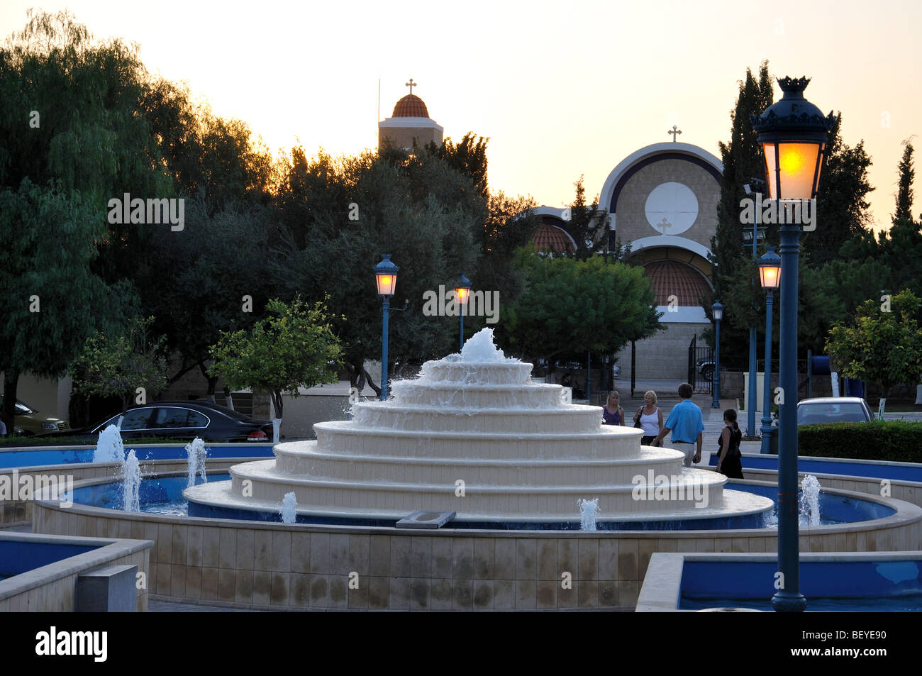 Brunnen auf Platz im Sonnenuntergang, Town Centre, Ayia Napa, Bezirk Famagusta, Zypern Stockfoto