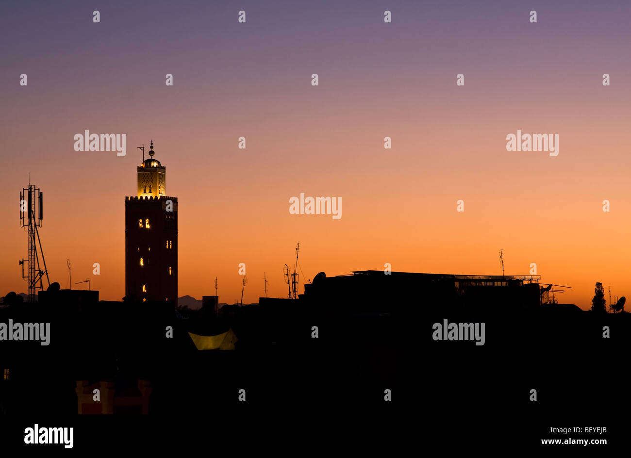 Stadt-Sonnenuntergang. Sonnenuntergang über der Skyline von Marrakesch und Koutobia Moschee, Marrakesch, Marokko Stockfoto