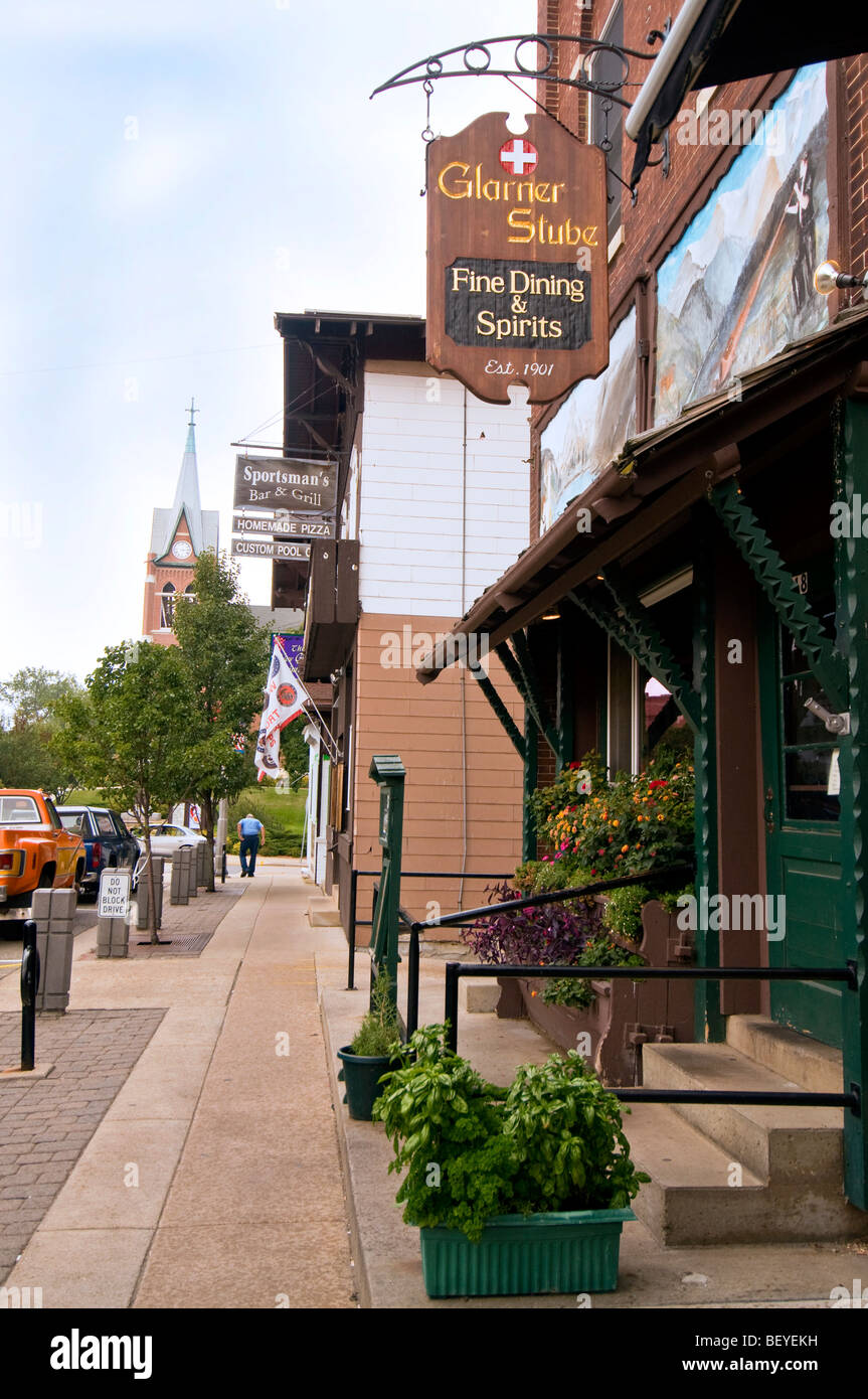 Straße in Glarus, Wisconsin zeigt Geschäfte der Innenstadt neue und die Glarner Stuben Schweizer Restaurant. Stockfoto