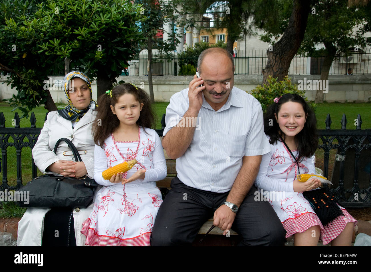 Istanbul Türkei türkische Familie Handy mobile Stockfoto