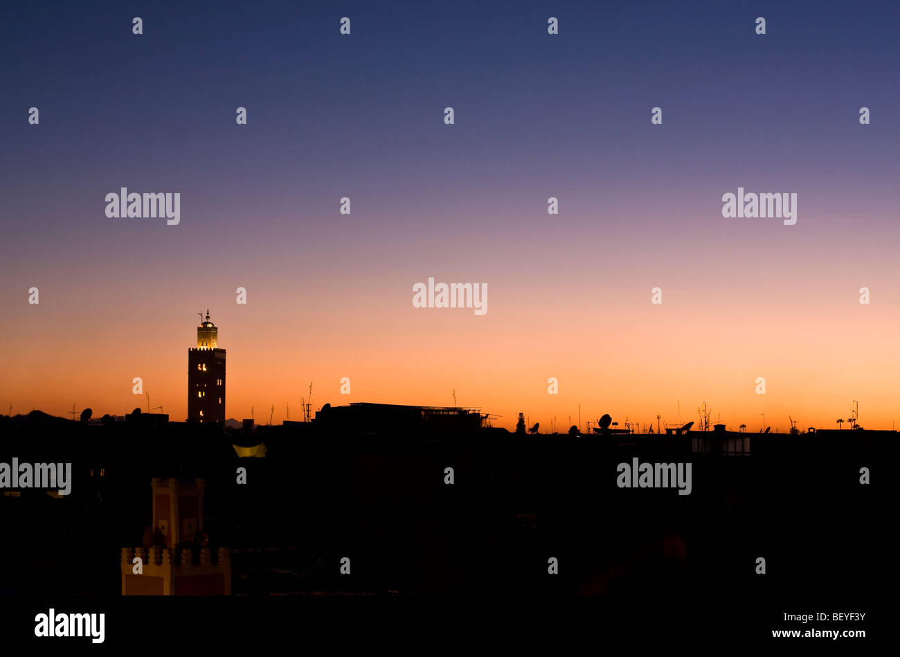 Stadt-Sonnenuntergang. Sonnenuntergang über der Skyline von Marrakesch und Koutobia Moschee, Marrakesch, Marokko Stockfoto