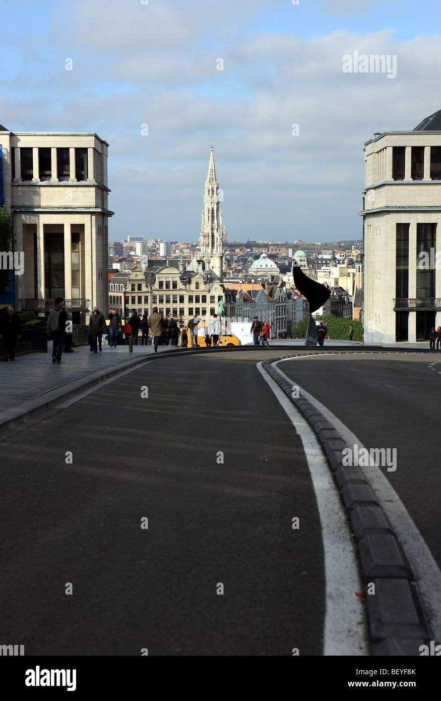 Blick auf das Rathaus-Turm im Brüsseler Grand Place von The Royal Square Stockfoto