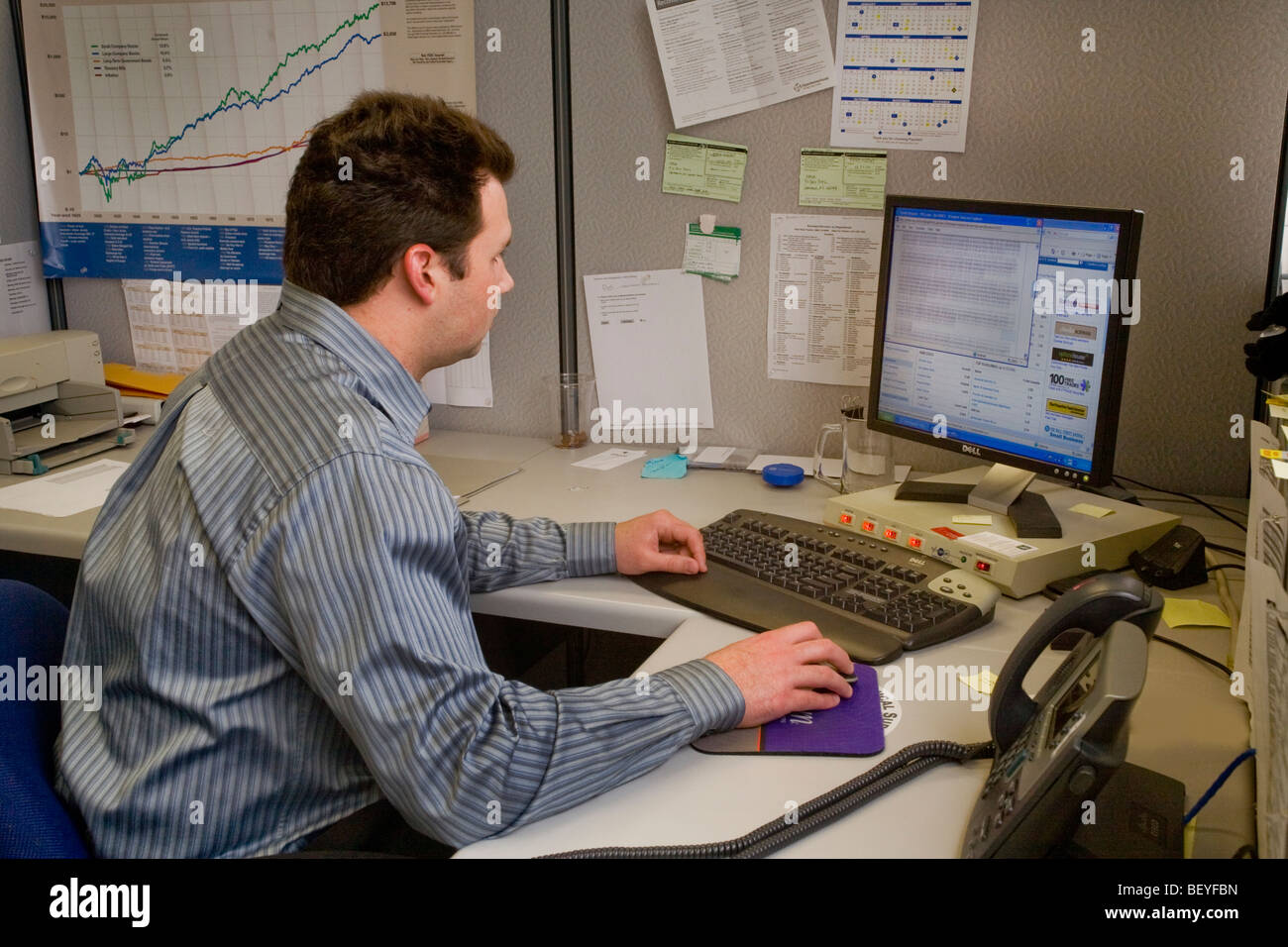 Bei einem Irvine Kalifornien Finanzberatung Firma arbeitet ein finanzielle Forscher an seinem Arbeitsplatzcomputer. Stockfoto