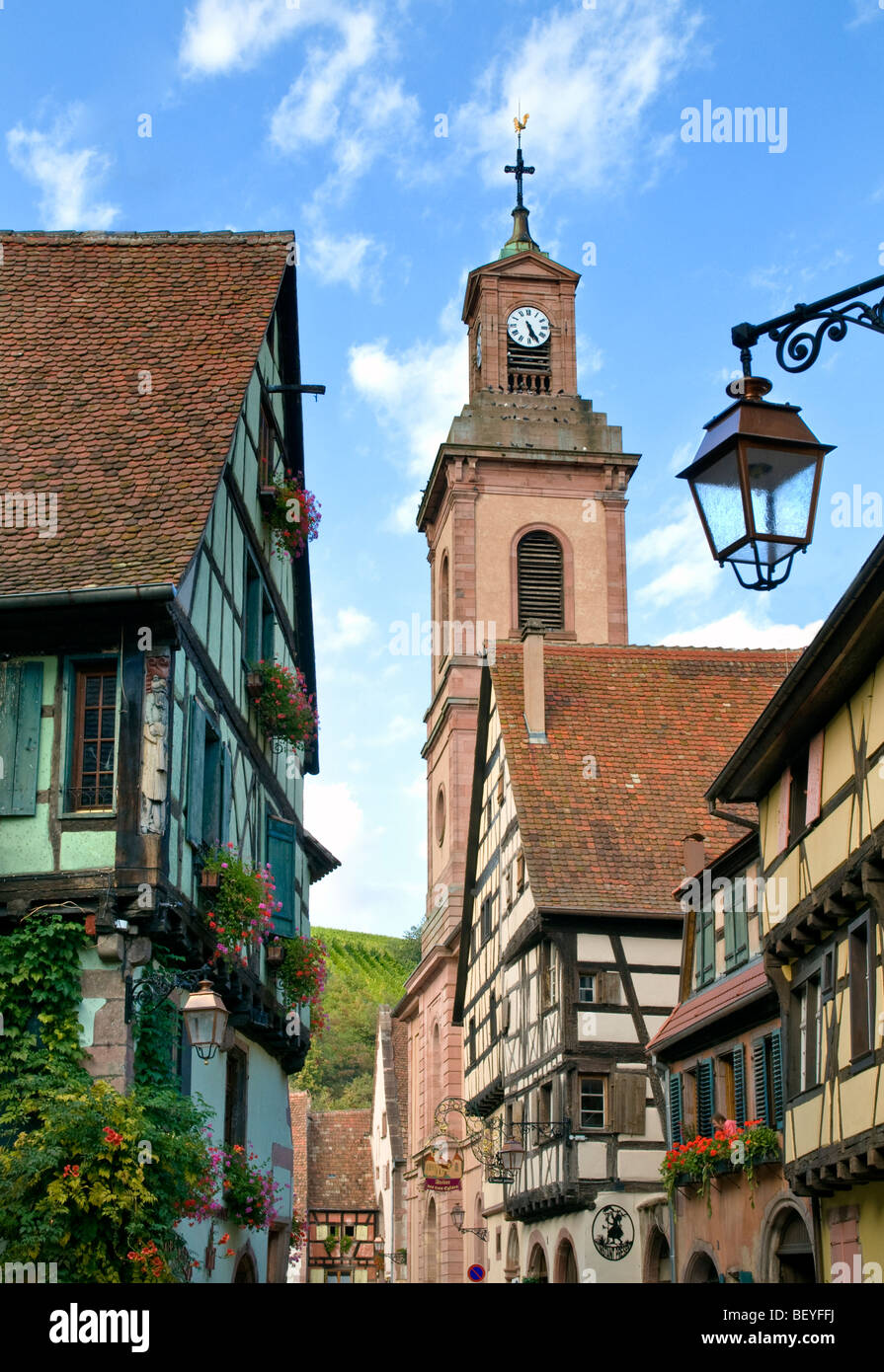 Riquewihr ELSASS Straßenszene in bekannten mittelalterlichen Dorf Riquewihr mit Glockenturm der Kirche und alte Straßenlaterne Elsass Frankreich Stockfoto