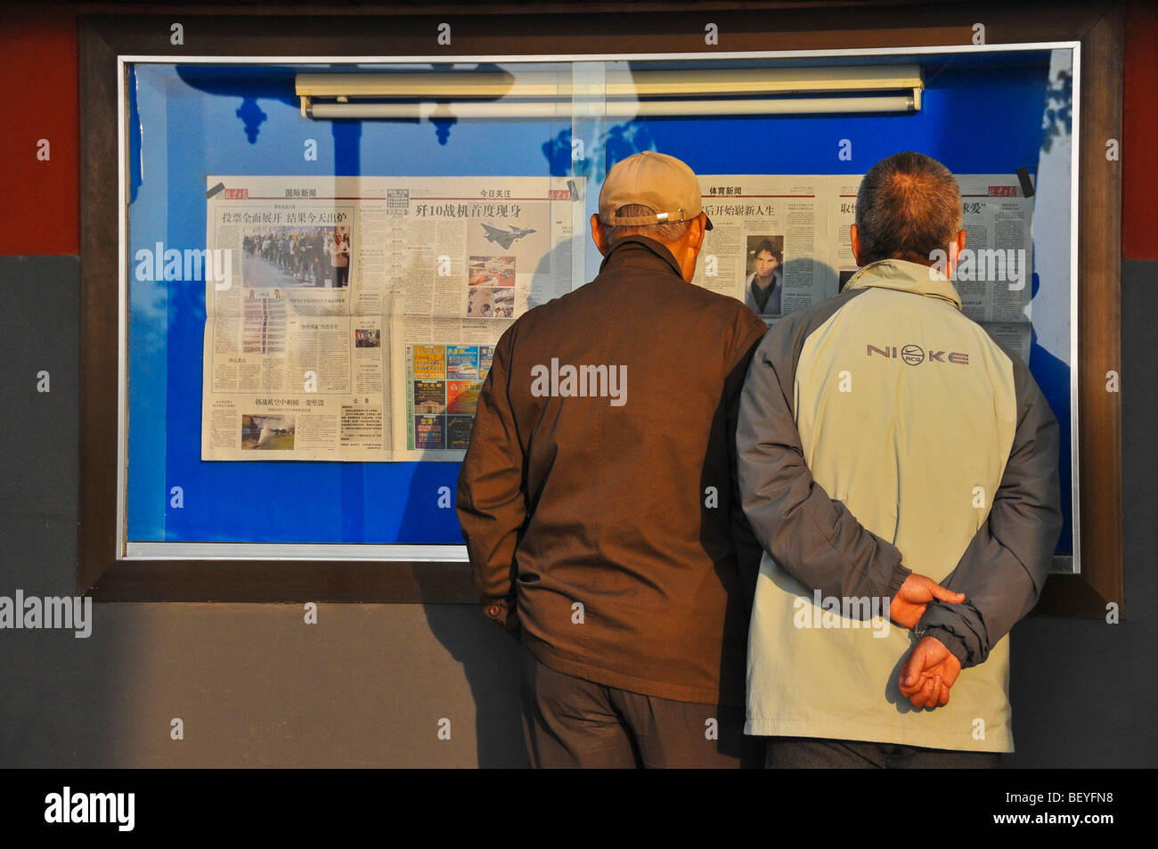 Leute lesen Zeitung, Beihai park Peking China Stockfoto