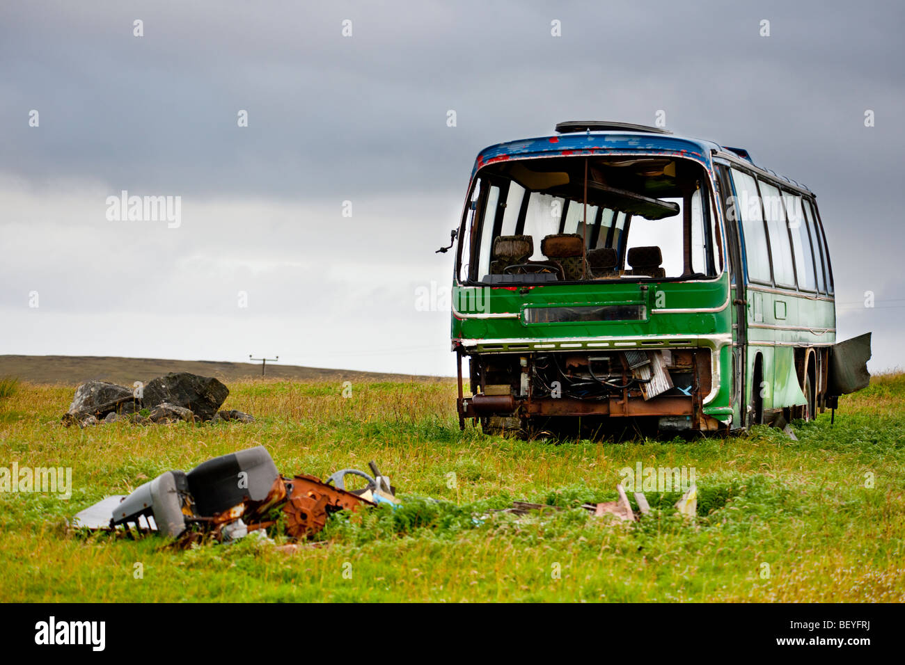 Ein verlassener Bus verlassen am Straßenrand auf der Isle of Lewis Stockfoto