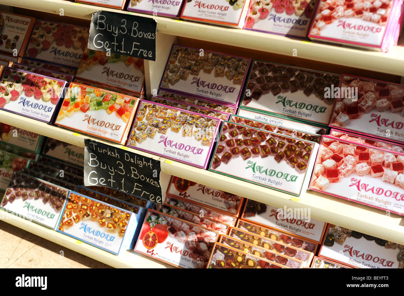 Kisten mit türkischem Honig zum Verkauf in einem Souvenirladen in kalkan Stockfoto