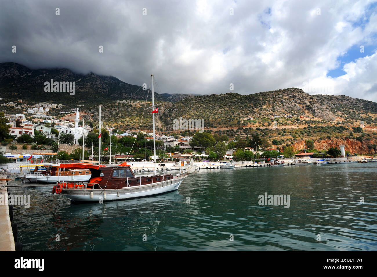 Kleine Boote vor Anker in der Bucht von Kalkan bei bewölktem Himmel Stockfoto