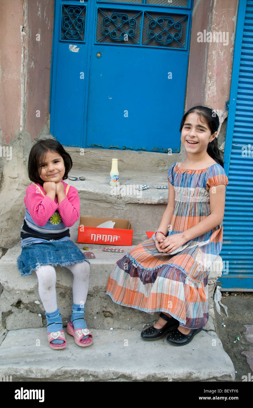 Istanbul Türkei türkische Mädchen Mädchen Lächeln Junge schüchtern Stockfoto