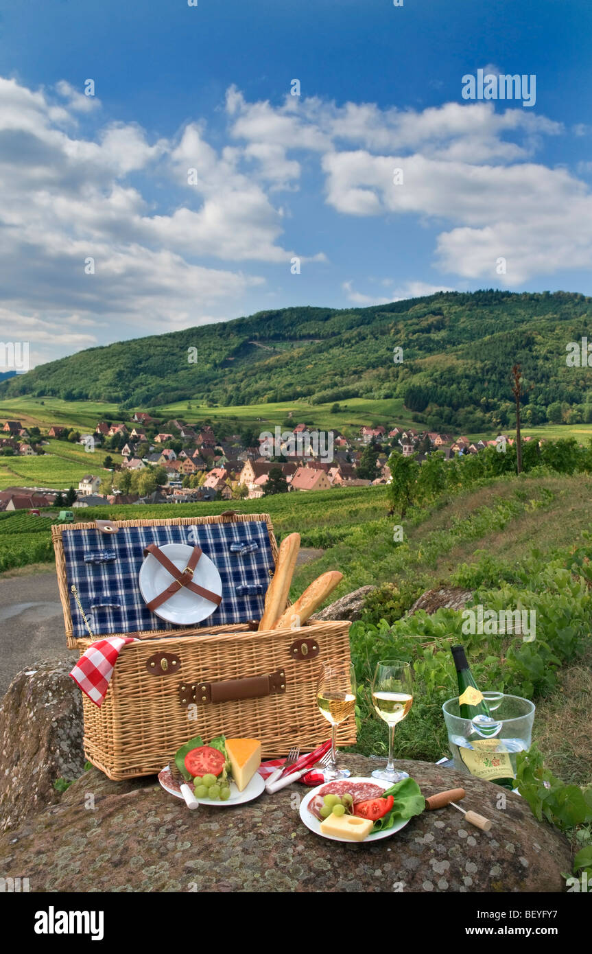 Am Straßenrand Picknick und behindern in den Weinbergen oberhalb des mittelalterlichen historischen Dorfes von Riquewihr Elsass Frankreich Stockfoto