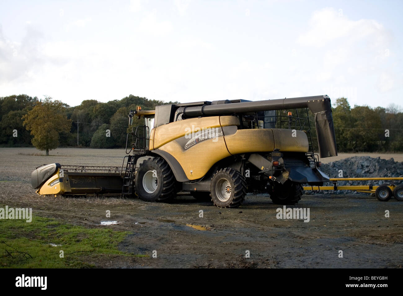 Landwirtschaftliche Maschinen in einem Feld in England. Stockfoto