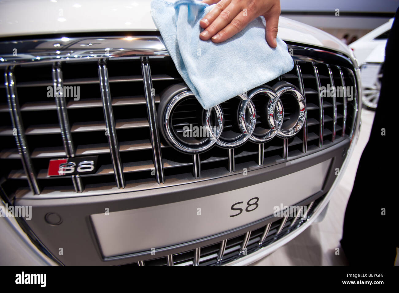 Ein Mitarbeiter reinigt ein Audi S8 Automobil bei