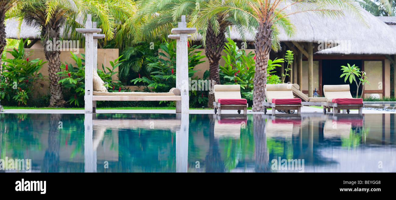 Panorama der schöne Wellnessbereich und Pool im Luxus-Resort. Stockfoto