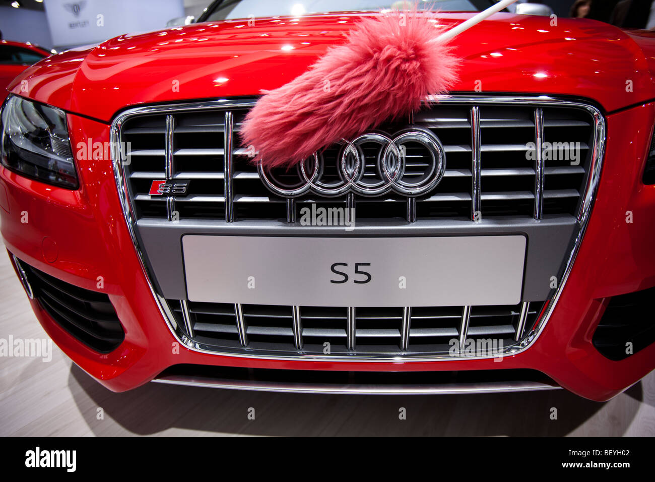 Ein Mitarbeiter reinigt ein Audi S5 Automobil bei Volkswagen AG Hauptversammlung in Hamburg, Deutschland. Stockfoto