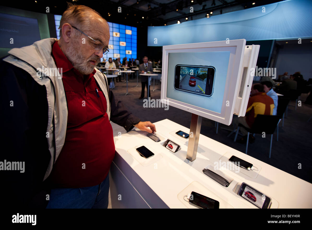 Ein Besucher schaut VW iPod App Automobil-Ausstellung der Volkswagen AG in Hamburg, Deutschland. Stockfoto
