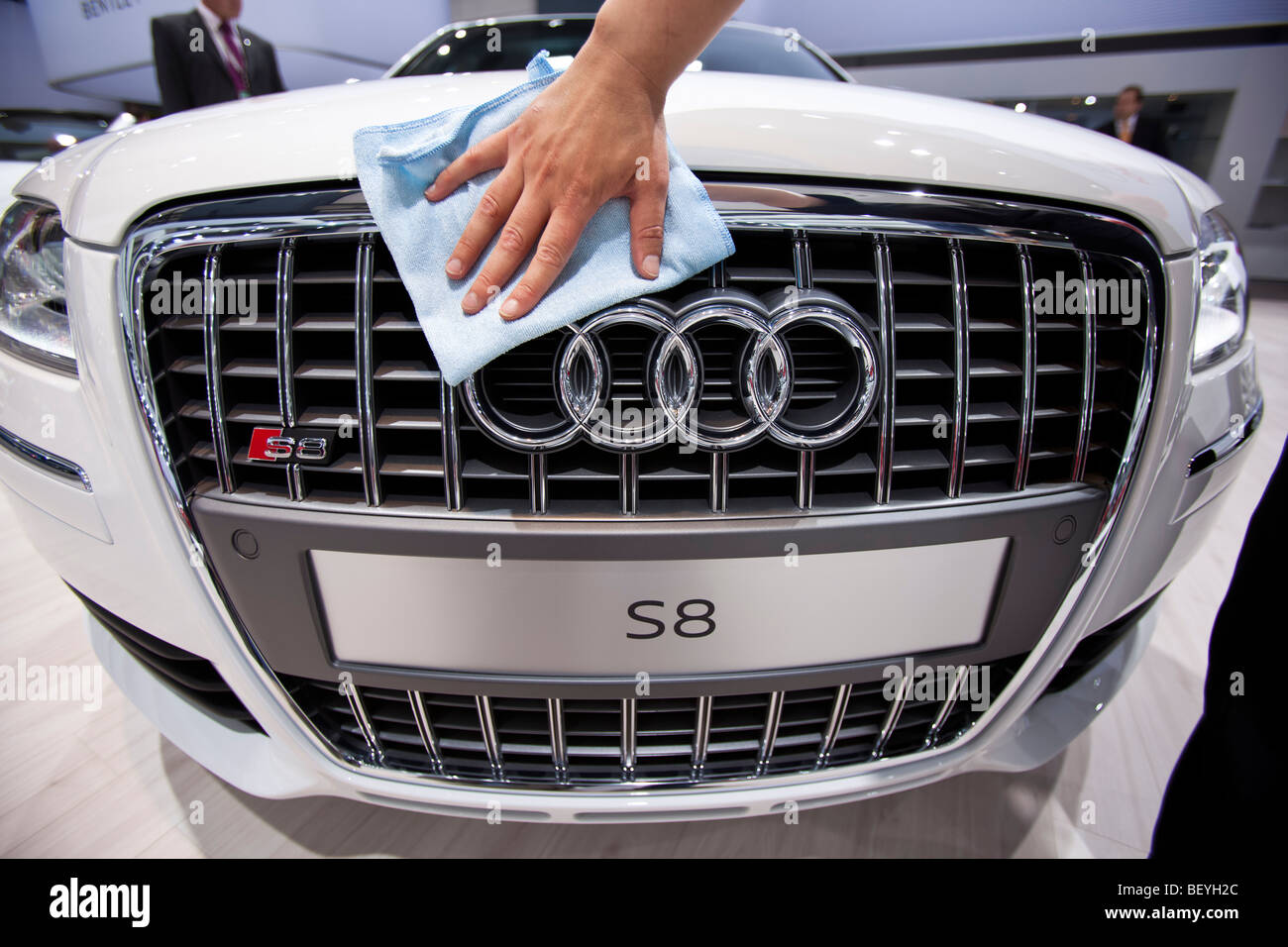 Ein Mitarbeiter reinigt ein Audi S8 Automobil bei Volkswagen AG Hauptversammlung in Hamburg, Deutschland. Stockfoto