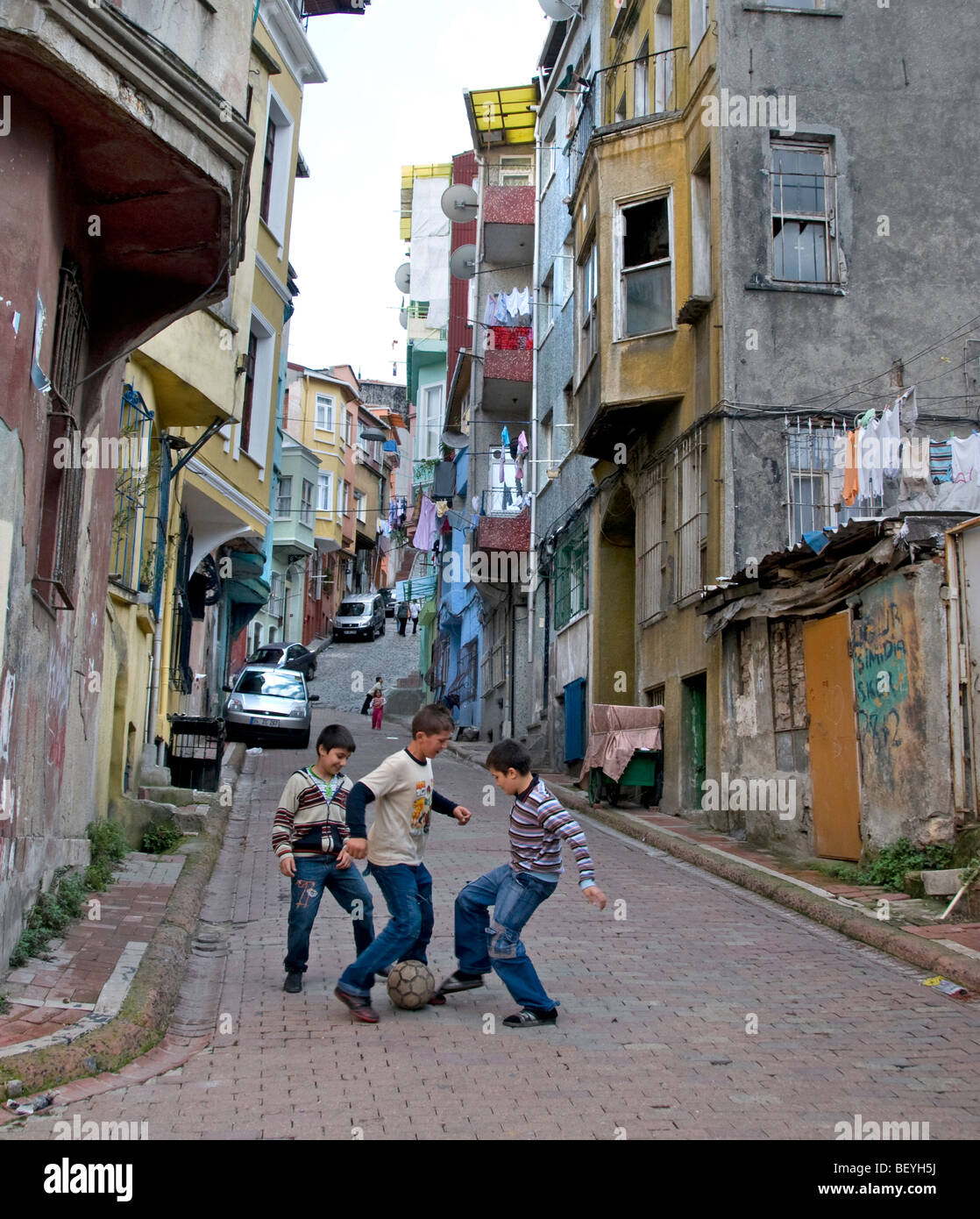 Istanbul Türkei Jungs Fußball spielen Fußball Balljunge Stockfoto