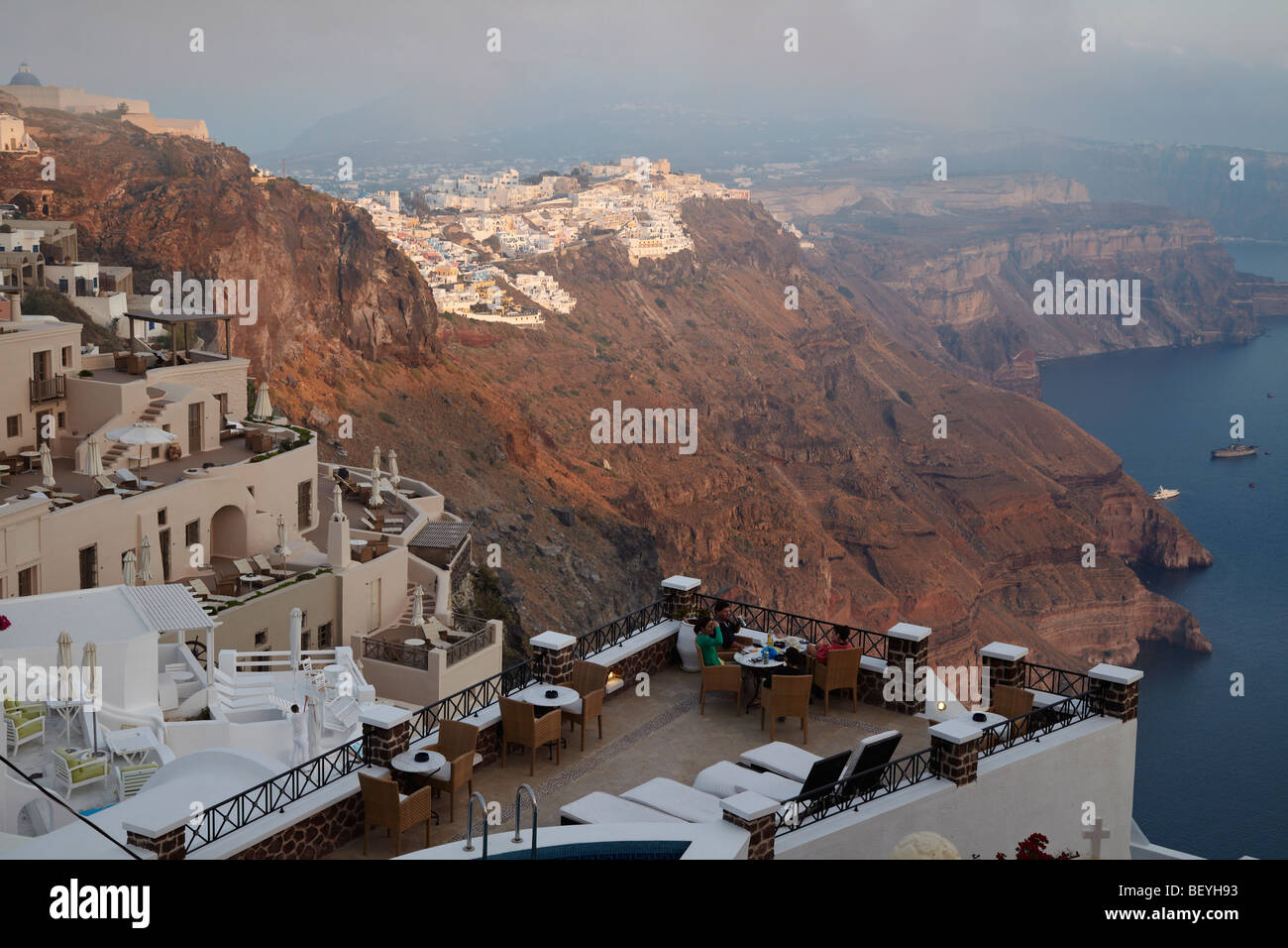 Blick Richtung Firostefani und Fira entlang dem Rand der Caldera von Imerovigli, Santorin, Kykladen, Griechenland Stockfoto