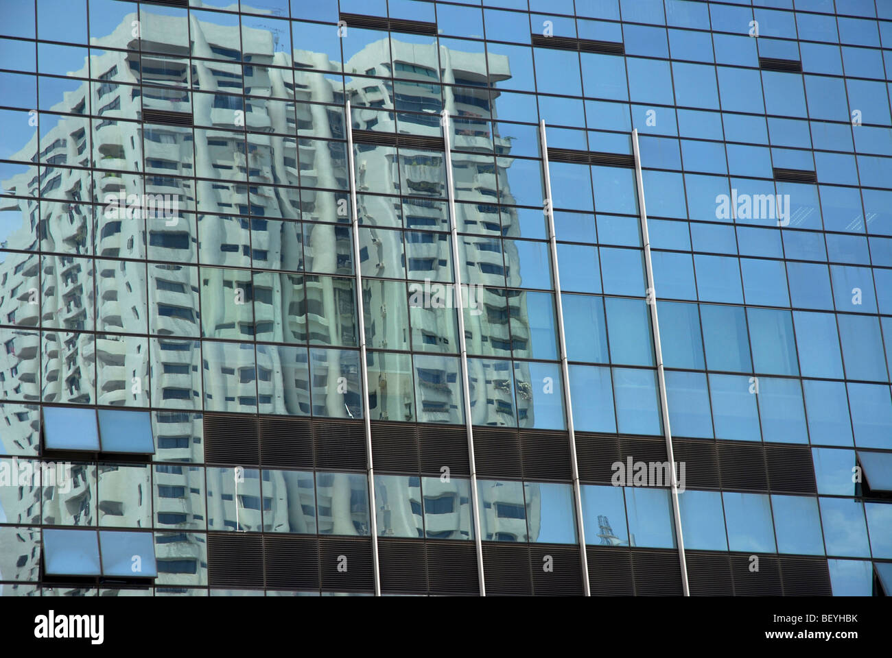 Gebäudes spiegelt sich in der Glasfassade des modernen Wolkenkratzers, Carke Quay Singapore River, Singapur Stockfoto